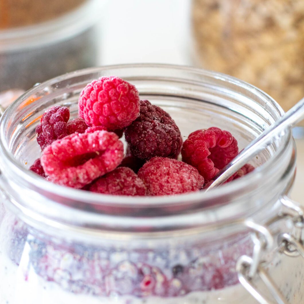 Easy overnight oats recipe with frozen fruit 